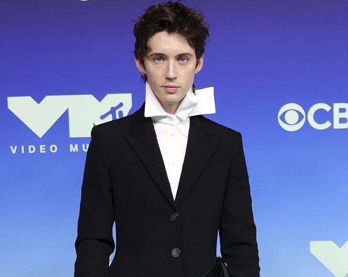 troye-sivan-explains-the-filthy-inspiration-behind-new-track-‘canada-dry’