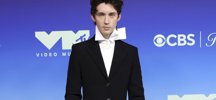 troye-sivan-explains-the-filthy-inspiration-behind-new-track-‘canada-dry’