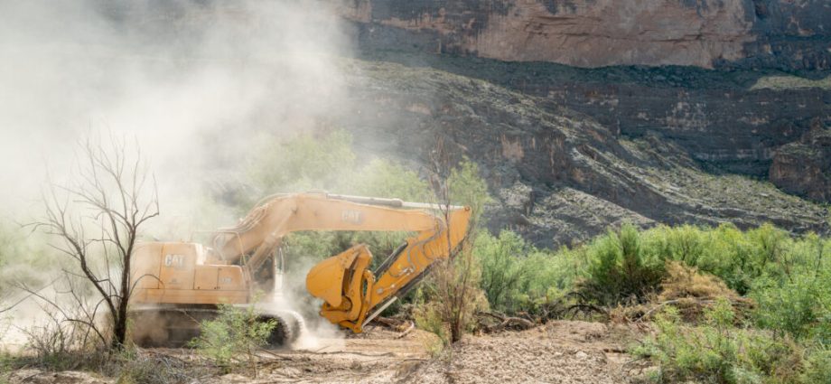 federal-judge-slams-the-brakes-on-big-bend-border-wall-construction