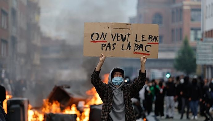 french-students-clash-with-police-as-school-protests-spread-nationwide
