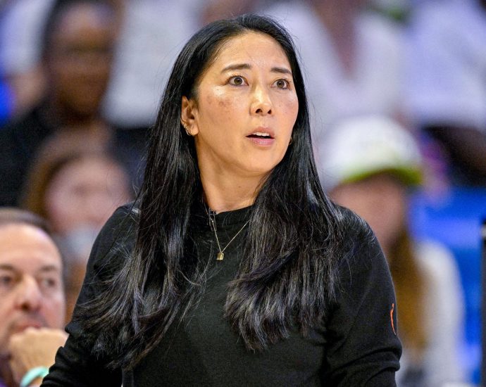 golden-state-valkyries-coach-collapses-midgame-during-wnba-playoffs