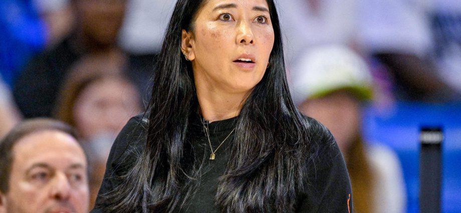 golden-state-valkyries-coach-collapses-midgame-during-wnba-playoffs