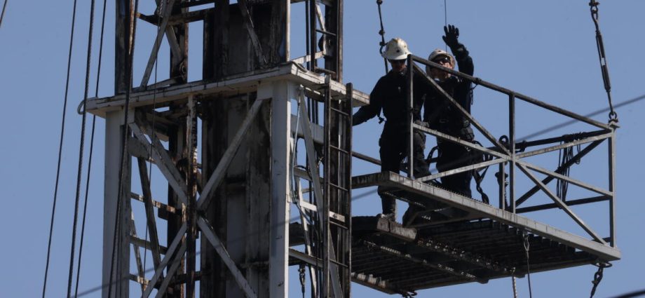 la.-considers-the-rare-closure-of-an-active-oil-site-in-jefferson-park