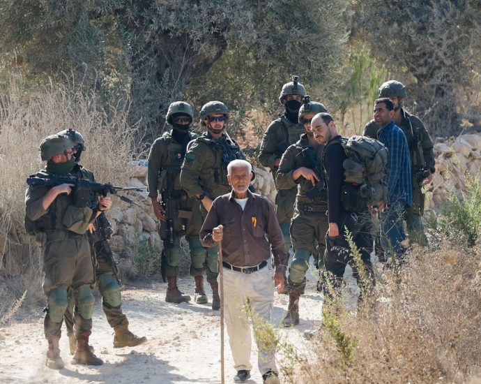 israeli-settlers-attack-palestinian-farmers-during-olive-harvest