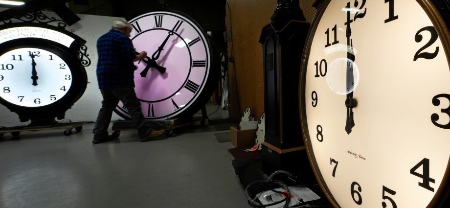 the-traitor-puts-arkansas-senator-on-speed-dial-in-daylight-saving-time-fight