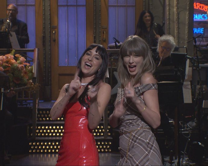 taylor-swift-pops-into-‘snl’-to-joke-around-with-host-dakota-johnson