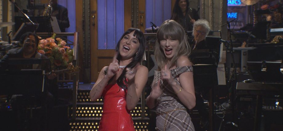 taylor-swift-pops-into-‘snl’-to-joke-around-with-host-dakota-johnson