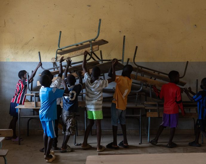 photos:-community-unites-in-senegal’s-dakar-to-clean-dilapidated-school