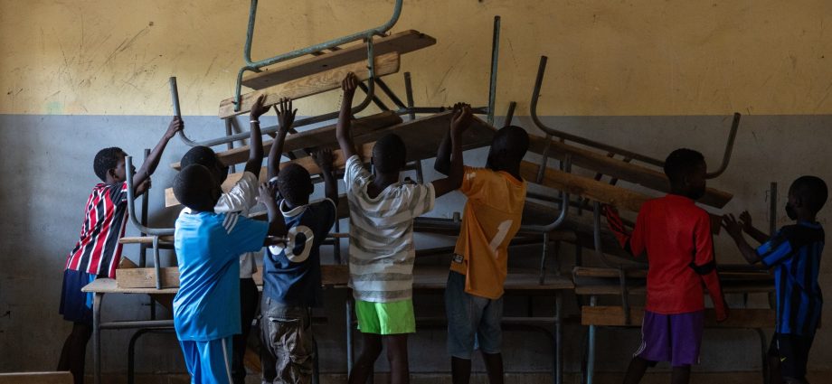 photos:-community-unites-in-senegal’s-dakar-to-clean-dilapidated-school