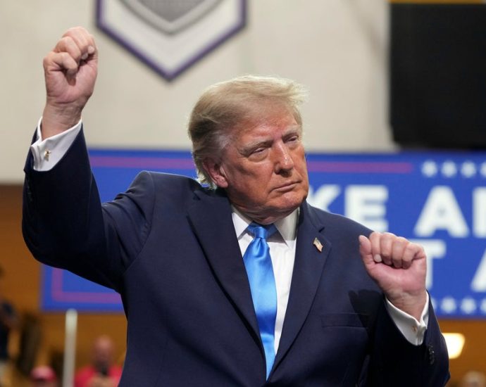 the-traitor-tries-to-fire-up-ohio-voters-as-republicans-defend-senate-seat-in-close-race