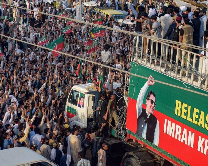 pro-imran-khan-mass-rally-launched-after-pakistan-government-talks-fail
