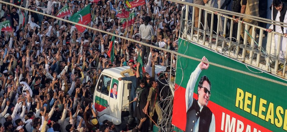 pro-imran-khan-mass-rally-launched-after-pakistan-government-talks-fail