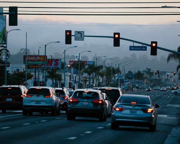 california-sues-to-block-the-traitor-from-weakening-fuel-economy-rules