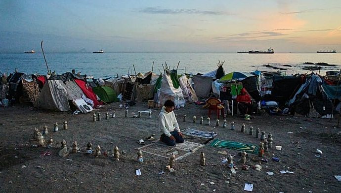 spanish-police-remove-over-3,000-migrants-from-ceuta-beach-camp