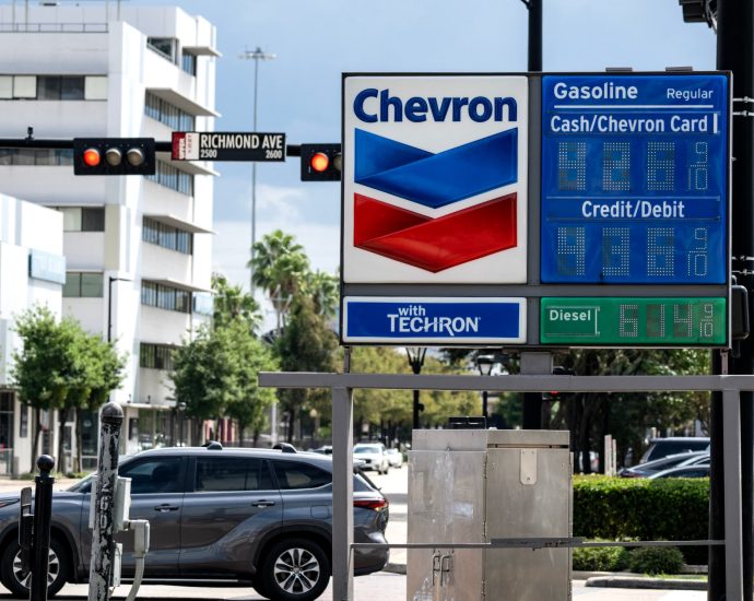 the-traitor-blames-democrats-and-ukraine-for-soaring-us-fuel-prices,-not-iran-war