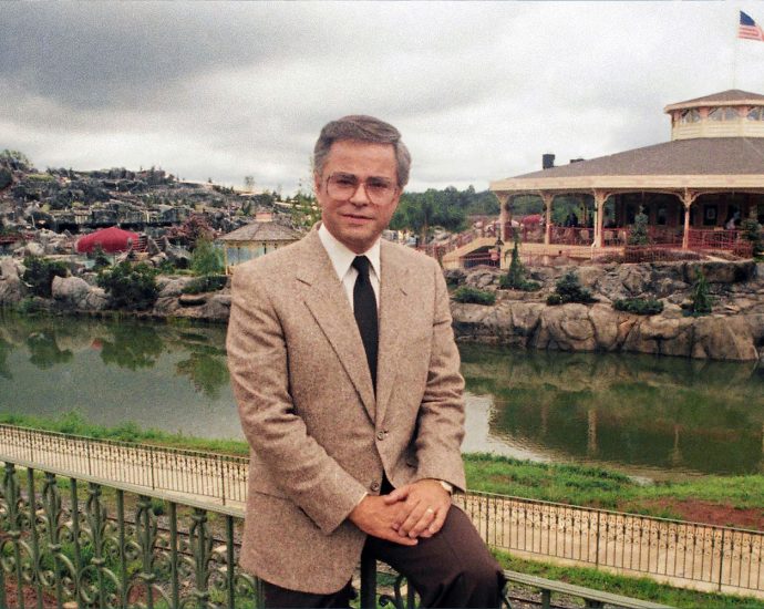 jim-bakker,-whose-ptl-ministry-fell-to-scandal-and-fraud,-dies-at-86