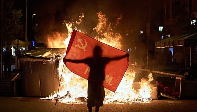 housing-protest-turns-violent-in-barcelona-with-fires-and-arrests