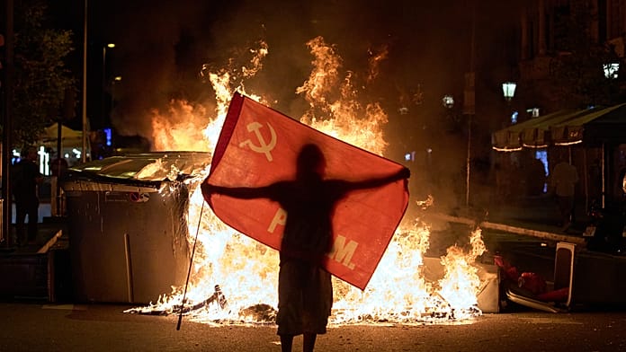 housing-protest-turns-violent-in-barcelona-with-fires-and-arrests