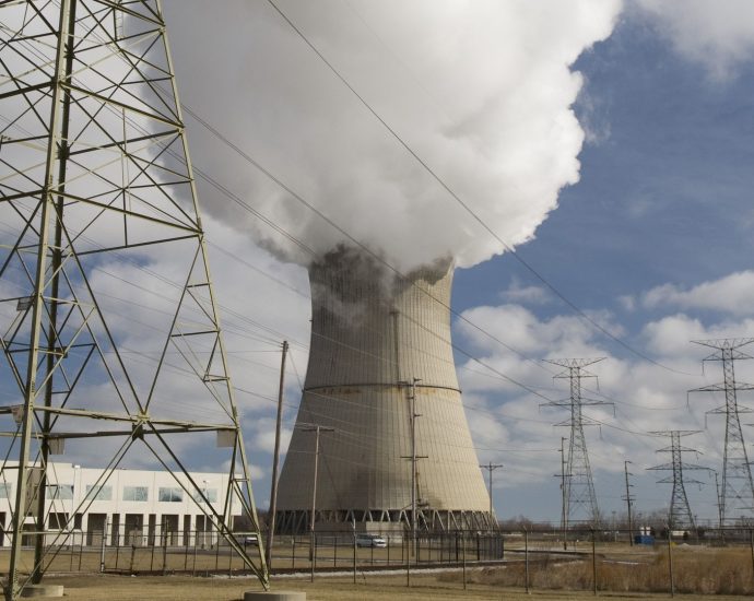 white-house-cuts-a-check-to-rust-belt-nuclear-plants-as-electricity-costs-rise