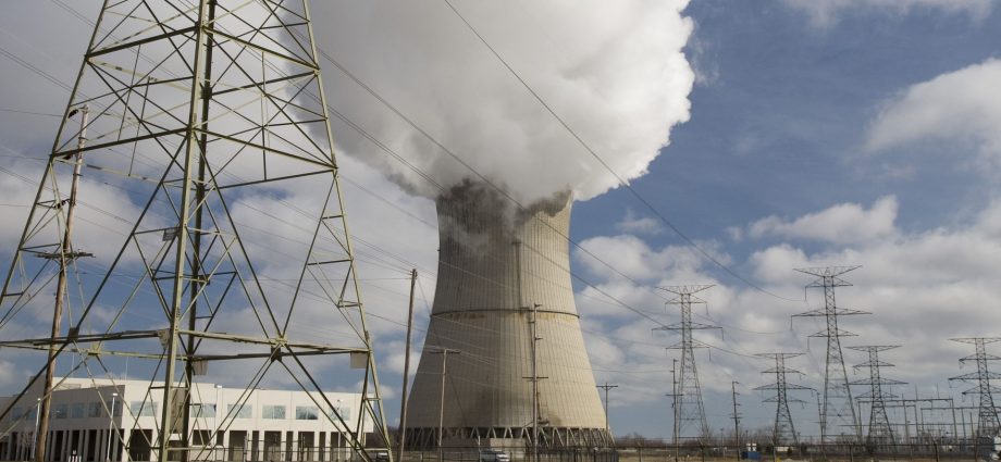 white-house-cuts-a-check-to-rust-belt-nuclear-plants-as-electricity-costs-rise