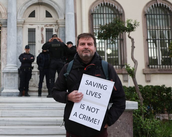‘hitting-the-right-nail’:-refugee-rescue-group-defiant-as-greece-targets-it