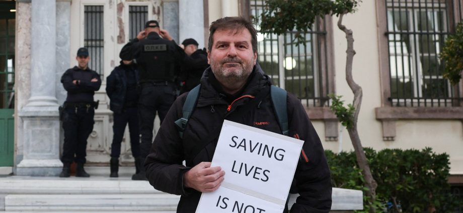 ‘hitting-the-right-nail’:-refugee-rescue-group-defiant-as-greece-targets-it
