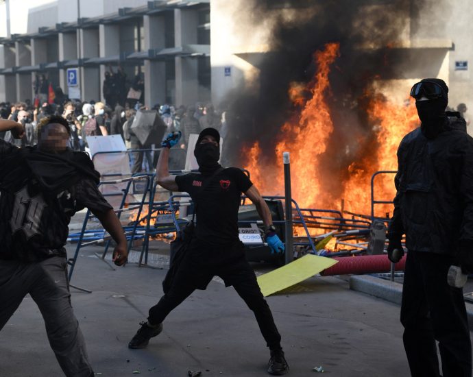 photos:-school-blockades,-street-protests-grip-france