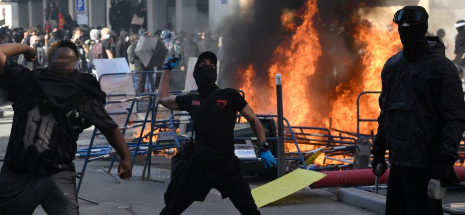 photos:-school-blockades,-street-protests-grip-france