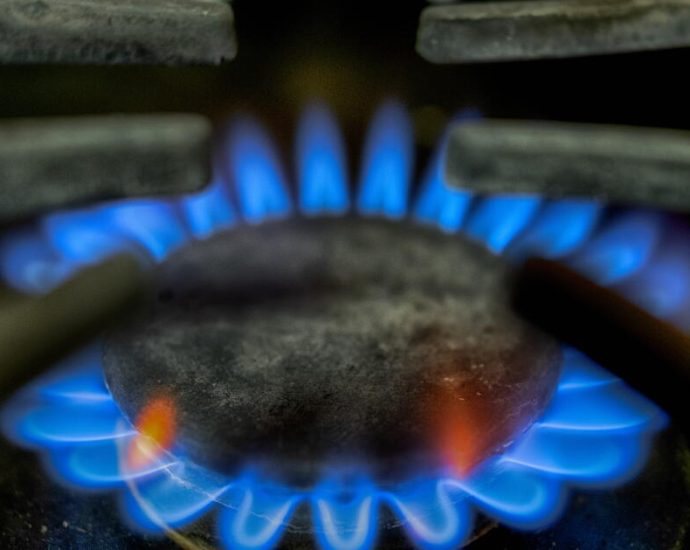 restaurant-workers-face-hidden-dangers-from-gas-stoves,-including-pollution-and-extreme-heat