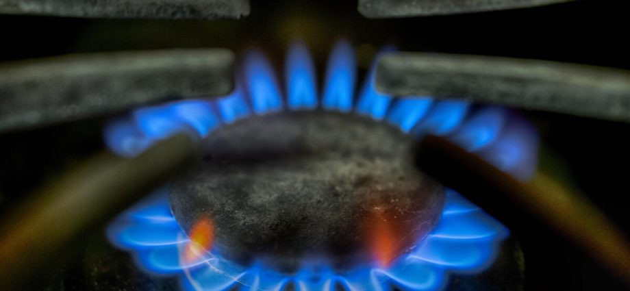 restaurant-workers-face-hidden-dangers-from-gas-stoves,-including-pollution-and-extreme-heat