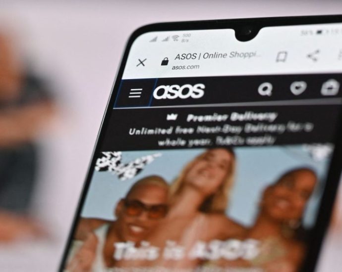 shoppers-of-popular-fashion-retailer-say-hackers-are-sending-them-messages-on-app