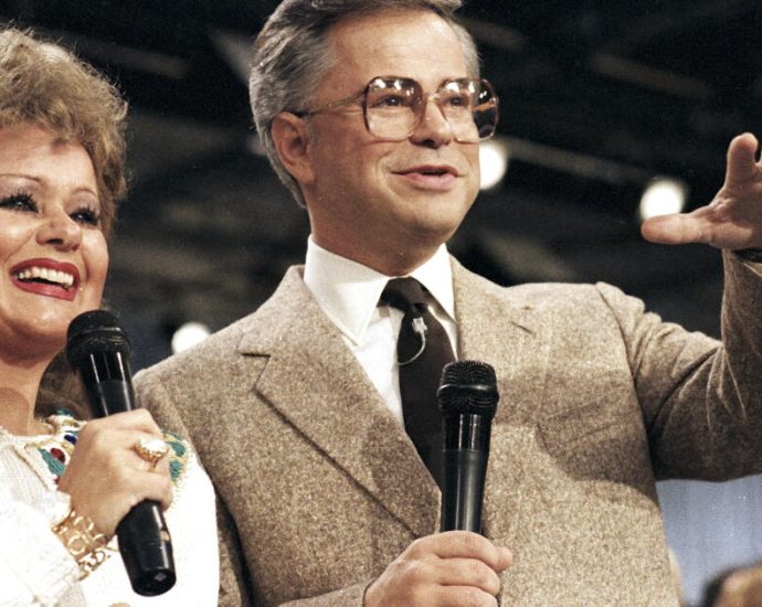 jim-bakker,-televangelist-who-rose-to-fame-and-fell-from-grace,-dies