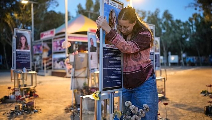 israel-pauses-in-moment-of-silence-to-remember-those-killed-on-7-october