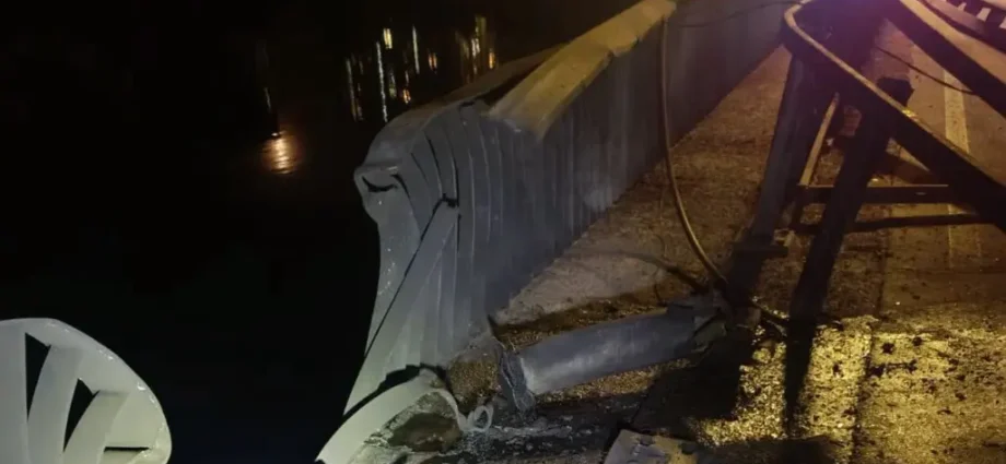 ukraine-adds-kyiv-trains,-prepares-pontoon-crossings-after-russian-bridge-attacks
