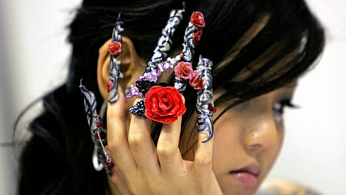 fantasy-worlds-come-to-life-on-nails-at-london-nail-art-competition