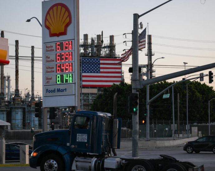 california-diesel-tops-$8-a-gallon,-pushing-truckers-to-the-brink