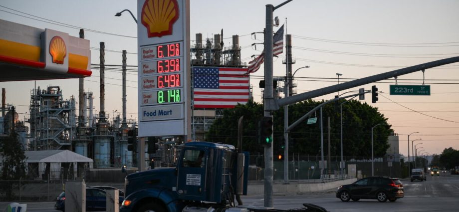 california-diesel-tops-$8-a-gallon,-pushing-truckers-to-the-brink
