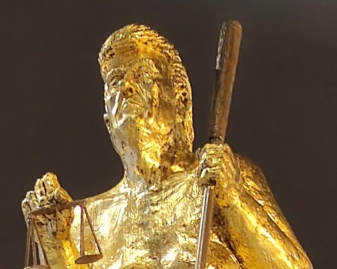 gigantic-naked-the-traitor-statue-lands-in-european-parliament-with-a-blunt-message