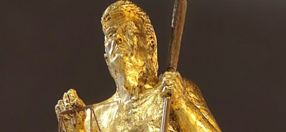 gigantic-naked-the-traitor-statue-lands-in-european-parliament-with-a-blunt-message