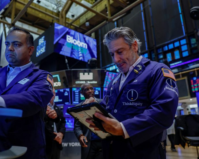 us-stocks-slide-as-oil-prices-fluctuate-over-renewed-iran-war-fears