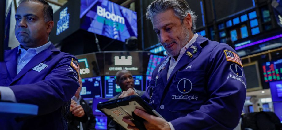 us-stocks-slide-as-oil-prices-fluctuate-over-renewed-iran-war-fears