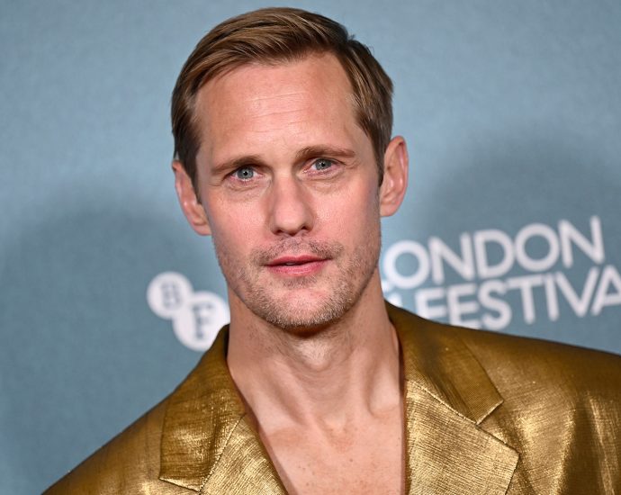 alexander-skarsgard’s-funky-footwear-has-people-talking-at-‘wicker’-premiere