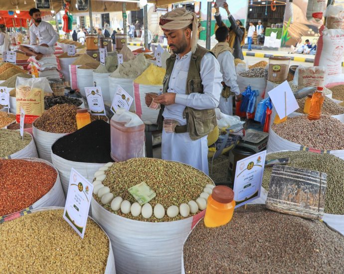from-aden-to-sanaa,-yemenis-struggle-to-deal-with-soaring-living-costs