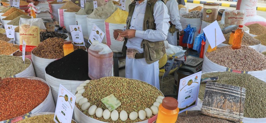 from-aden-to-sanaa,-yemenis-struggle-to-deal-with-soaring-living-costs