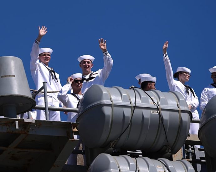 us-aircraft-carrier-abraham-lincoln-returns-to-san-diego-after-record-deployment
