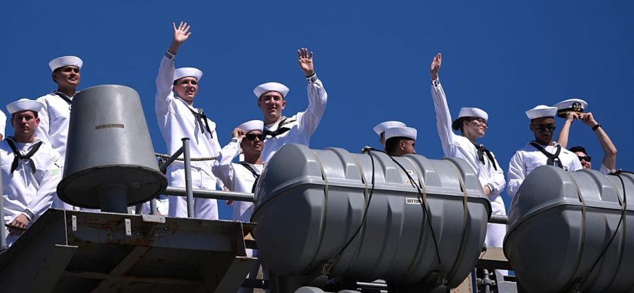 us-aircraft-carrier-abraham-lincoln-returns-to-san-diego-after-record-deployment