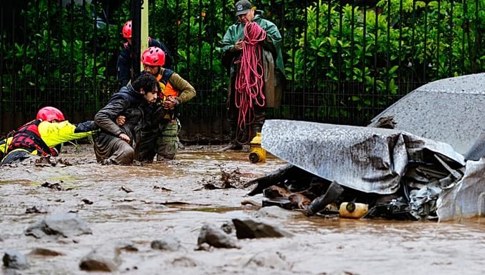 chile:-santiago-flooding-turns-streets-to-rivers-as-kast-declares-state-of-catastrophe