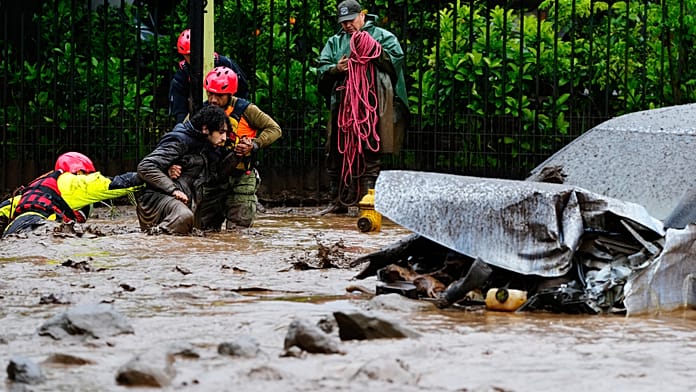 chile:-santiago-flooding-turns-streets-to-rivers-as-kast-declares-state-of-catastrophe