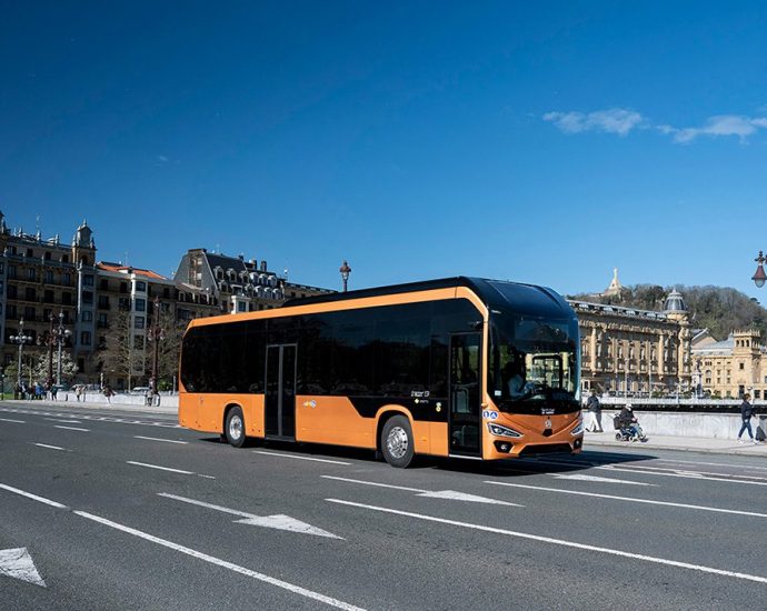 irizar-presents-a-new-15-meter-version-of-its-electric-coach