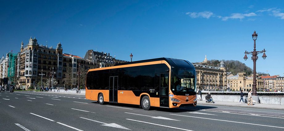 irizar-presents-a-new-15-meter-version-of-its-electric-coach